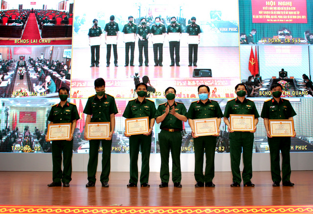 Thiếu tướng Đinh Mạnh Phác - Phó Tư lệnh Quân khu tặng Bằng khen cho các cá nhân có thành tích xuất sắc trong thực hiện Chỉ thị 05 của Bộ Chính trị về đẩy mạnh học tập và làm theo tư tưởng, đạo đức, phong cách Hồ Chí Minh giai đoạn 2016 – 2021.